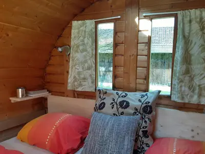 Ein Sitzbereich in der Unterkunft Campingfass Almtal