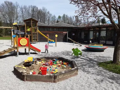Ein Kinderspielbereich in der Unterkunft Campingfass Almtal