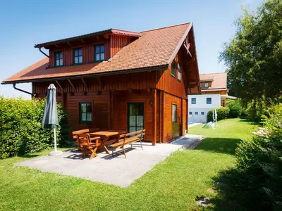 Das Gebäude in dem sich das Ferienhaus befindet