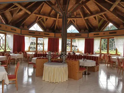 Ein Restaurant oder anderes Speiselokal in der Unterkunft Apartment Hofresidenz-3 by Interhome