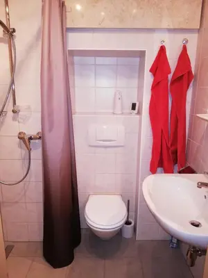 Ein Badezimmer in der Unterkunft Zimmer und Appartement Marktcafe Sankt Peter am Kammersberg 87