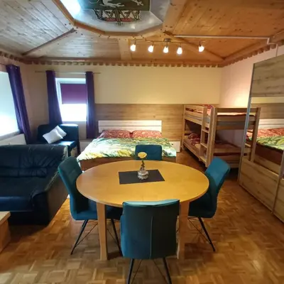 Ein Sitzbereich in der Unterkunft Zimmer und Appartement Marktcafe Sankt Peter am Kammersberg 87