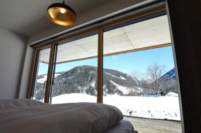 Ein allgemeiner Bergblick oder ein Berglick von des Ferienhauses aus