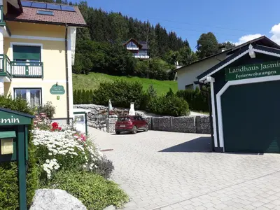 Das Gebäude in dem sich die Ferienwohnung befindet