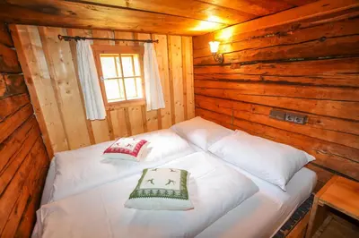 Ein Bett oder Betten in einem Zimmer der Unterkunft Die weisse Wand Almen