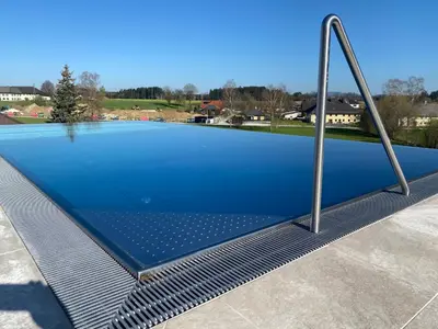 Der Swimmingpool an oder in der Nähe von Gästehaus Leimer Bräu