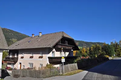 Ein allgemeiner Bergblick oder ein Berglick von des Bed & Breakfasts aus