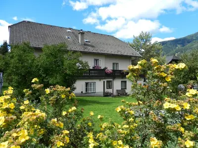 Ein allgemeiner Bergblick oder ein Berglick von des Bed & Breakfasts aus