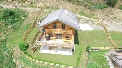 Das Gebäude in dem sich das Ferienhaus befindet