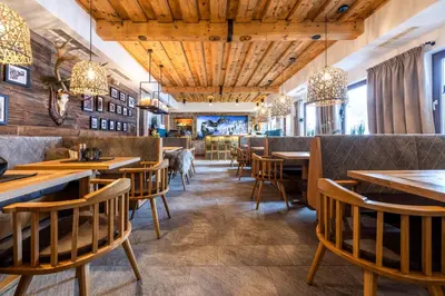 Ein Restaurant oder anderes Speiselokal in der Unterkunft Hotel Schützenhof