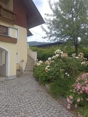 Ein Garten an der Unterkunft Ferienwohnung Gütl am Weg
