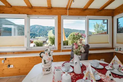 Ein allgemeiner Bergblick oder ein Berglick von der Ferienwohnung aus