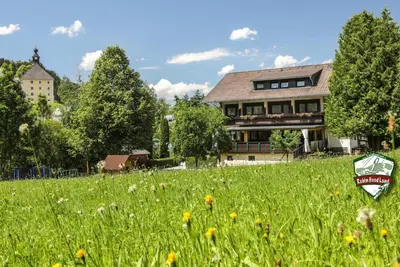 Ein Garten an der Unterkunft Gasthof Leitner - Der Wirt an der Klamm