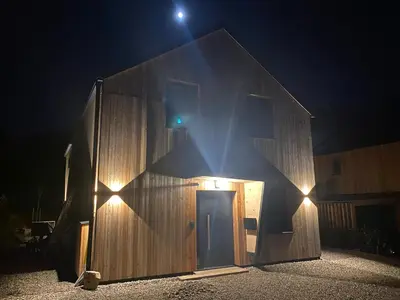 Das Gebäude in dem sich das Ferienhaus befindet
