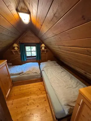 Ein Bett oder Betten in einem Zimmer der Unterkunft Ferienhaus Fischerhütte Rassis Feriendorf Donnersbachwald