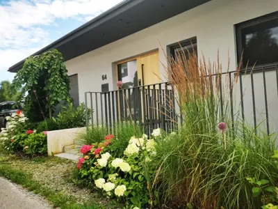 Ein Garten an der Unterkunft Jack's Apartment
