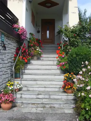 Eine Fassade oder ein Eingang zu Ferienwohnungen Haus Peer