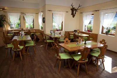 Ein Restaurant oder anderes Speiselokal in der Unterkunft Albatross Mobile Homes on Camping Bella Austria