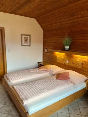 Ein Bett oder Betten in einem Zimmer der Unterkunft Gästehaus Kreischberg - Mayer
