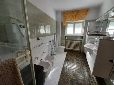 Ein Badezimmer in der Unterkunft Villa Romy mit 3 Gästezimmer