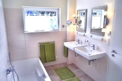 Ein Badezimmer in der Unterkunft quiet and central Luxury Villa 