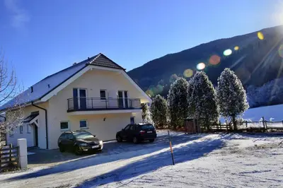Ein allgemeiner Bergblick oder ein Berglick von der Villa aus