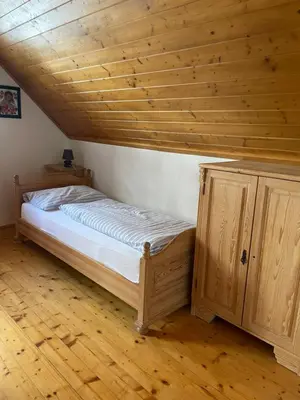 Ein Bett oder Betten in einem Zimmer der Unterkunft Ferienhaus Bettina Rassis Feriendorf Donnersbachwald