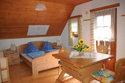 Ein Sitzbereich in der Unterkunft Ferienhaus Bettina Rassis Feriendorf Donnersbachwald