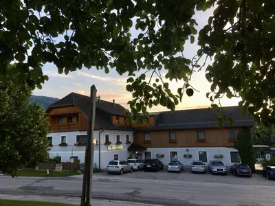 Das Gebäude in dem sich das Gasthaus befindet