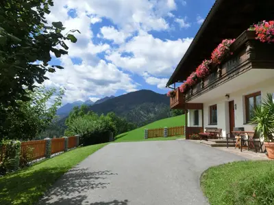 Ein allgemeiner Bergblick oder ein Berglick von der Ferienwohnung aus