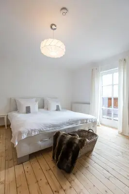 Ein Bett oder Betten in einem Zimmer der Unterkunft Forest Chalet, all famous ski areas around us, 15 min to city of salzburg, mountainview, panorama sauna, bath whirlpool, fire pit in garden up to 10 p