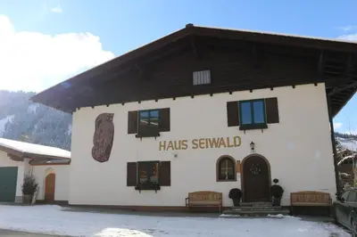 Das Gebäude in dem sich das Ferienhaus befindet