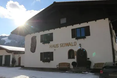 Das Gebäude in dem sich das Ferienhaus befindet