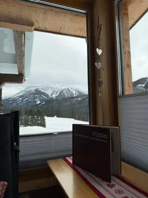 Ein allgemeiner Bergblick oder ein Berglick von des Ferienhauses aus