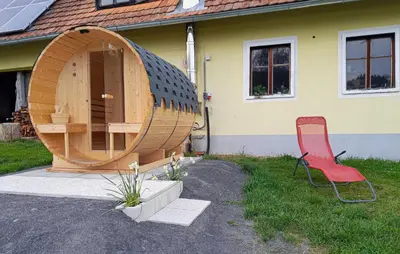 Das Gebäude in dem sich das Ferienhaus befindet