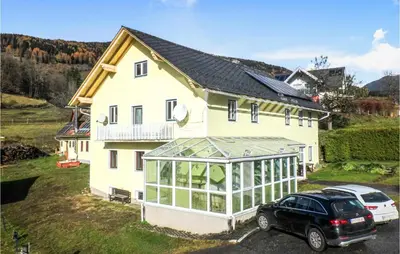 Das Gebäude in dem sich das Ferienhaus befindet