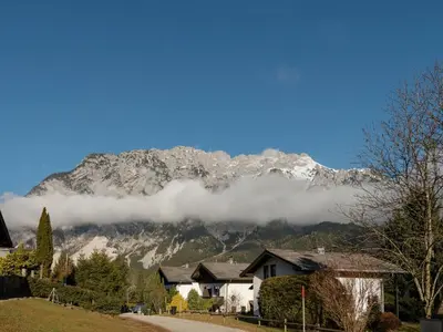 Ein allgemeiner Bergblick oder ein Berglick von des Ferienhauses aus