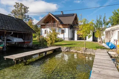 Das Gebäude in dem sich das Ferienhaus befindet