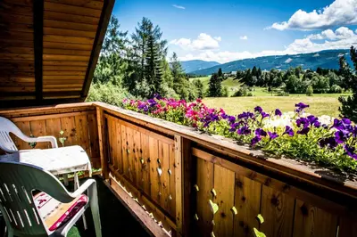 Ein allgemeiner Bergblick oder ein Berglick von der Ferienwohnung aus