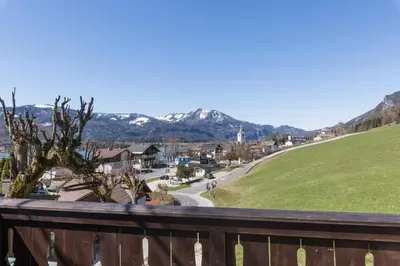 Ein allgemeiner Bergblick oder ein Berglick von der Pension aus