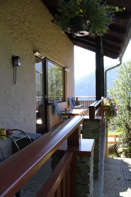 Ein Restaurant oder anderes Speiselokal in der Unterkunft Pension Hintergarten
