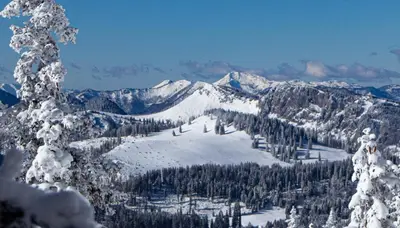 Ein allgemeiner Bergblick oder ein Berglick von der Ferienwohnung aus