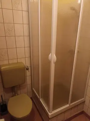 Ein Badezimmer in der Unterkunft Zimmer Kropfmoar