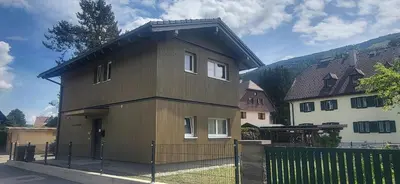 Das Gebäude in dem sich das Ferienhaus befindet