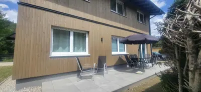 Das Gebäude in dem sich das Ferienhaus befindet