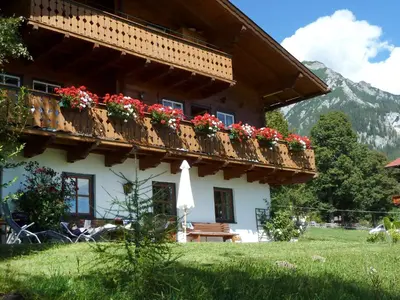 Ein allgemeiner Bergblick oder ein Berglick von der Ferienwohnung aus