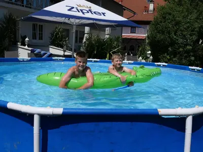 Der Swimmingpool an oder in der Nähe von Landgasthof Spitzerwirt