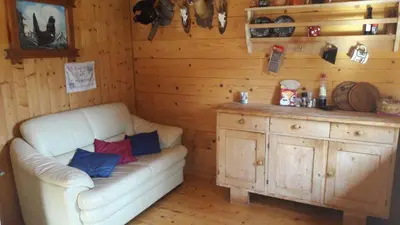 Ein Sitzbereich in der Unterkunft Almhütte am Wirpitschsee