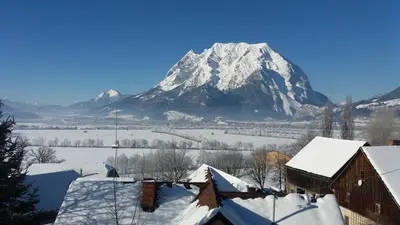 Ein allgemeiner Bergblick oder ein Berglick von des Bed & Breakfasts aus
