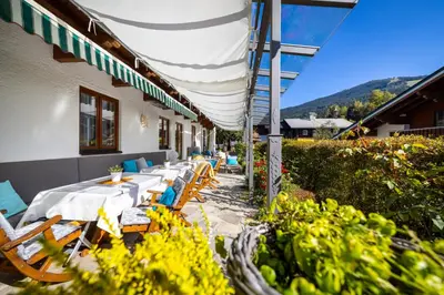 Ein allgemeiner Bergblick oder ein Berglick von der Pension aus